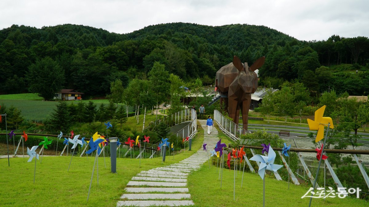 이효석 문학 테마 관광지인 ‘효석 달빛언덕’의 나귀광장.   ‘메밀 꽃 필 무렵’에서 주인공 못지않게 소설의 상징적인 테마로 깊은 인상을 준 나귀의 대형 조형물이 눈길을 끈다                         평창｜김재범 기자 oldfield@donga.com