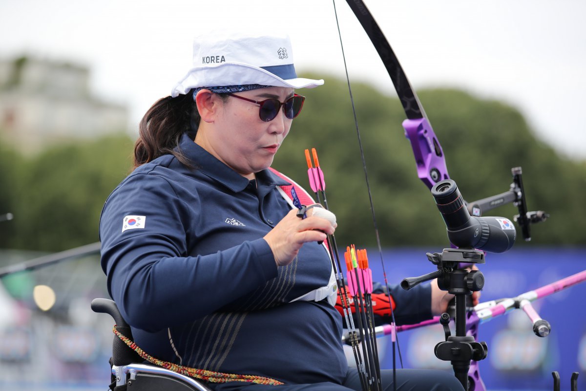 장경숙이 3일(한국시간) 앵발리드에서 열린 2024 파리 패럴림픽대회 양궁 여자 리커브 오픈 W2 32강에서 빠타왜오 파타라폰에게 0-6으로 져 32강 문턱을 넘지 못했다. 사진제공｜대한장애인체육회