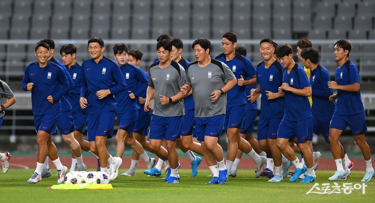 홍명보 감독이 이끄는 축구국가대표팀이 드디어 완전체를 이뤘다. 3일 고양종합운동장에서 진행된 이틀째 훈련에는 손흥민, 김민재 등 유럽파가 합류했다. 사령탑의 눈에 들기 위한 선수들의 치열한 생존게임도 뜨거워졌다. 고양｜김종원 기자 won@donga.com