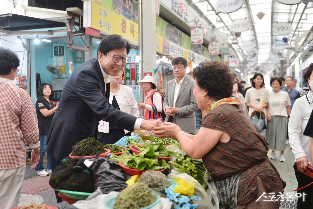 박형준 시장이 추석 명절을 앞둔 지난 3일 수영팔도시장을 찾아 상인을 격려하고 있다. (사진제공=부산시)