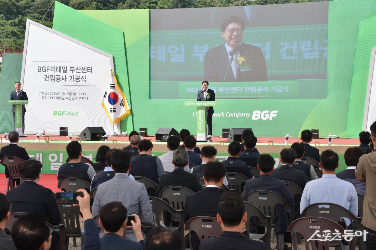 부산시가 지난 3일 강서구 구랑동 신규 물류센터 건립 현장에서 ‘BGF리테일 부산 물류센터 기공식’을 연 가운데 박형준 시장이 발언하고 있다. (사진제공=부산시)