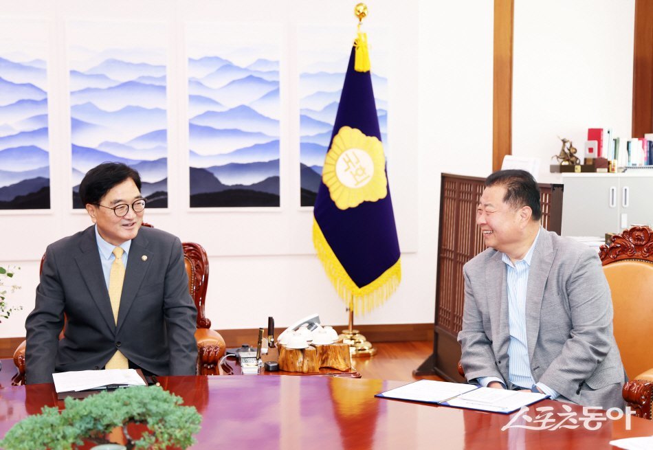 김경일 파주시장(오른쪽)은 지난 3일 우원식 국회의장을 만나 알이100(RE100) 무역장벽 극복을 위한 정책을 건의하고 있다. 사진제공ㅣ파주시