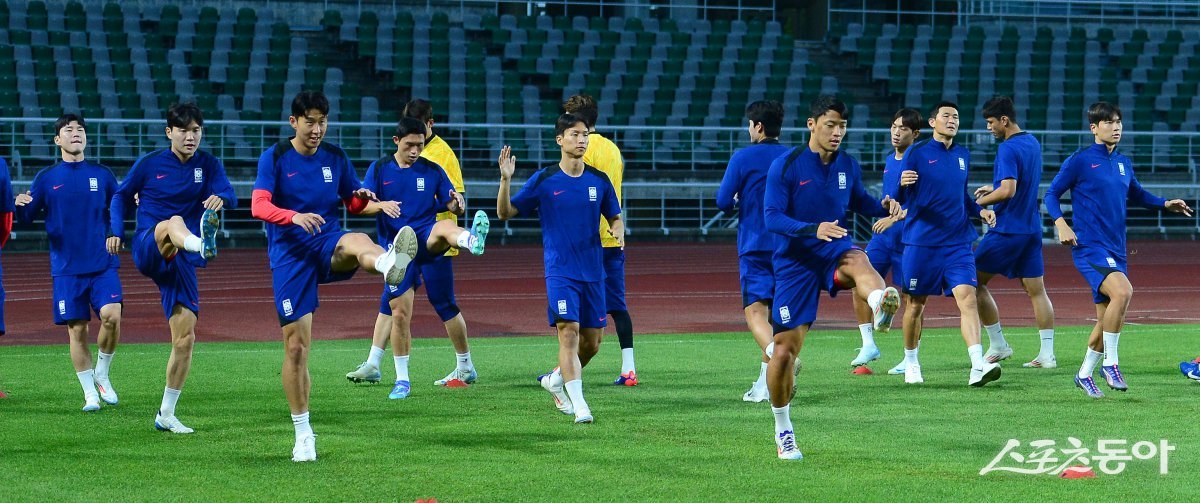 팔레스타인과 북중미월드컵 아시아 최종예선 B조 1차전 홈경기를 앞둔 축구국가대표팀이 3일 고양종합운동장에서 몸을 풀고 있다. 홍명보 감독은 합류 일정이 달랐던 해외파를 위해 훈련시간을 늦은 오후로 미뤘다. 고양｜김종원 기자 won@donga.com