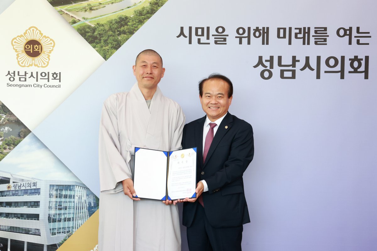성남시의회와 민·관·정이 함께하는 성남시 고도제한 완전해결을 위한 범시민대책위원회는 4일 성남시의회 의장실에서 간담회를 가졌다. 이 자리에서 이덕수 의장(오른쪽)을 고문으로 위촉했다. 사진제공 ㅣ 성남시의회
