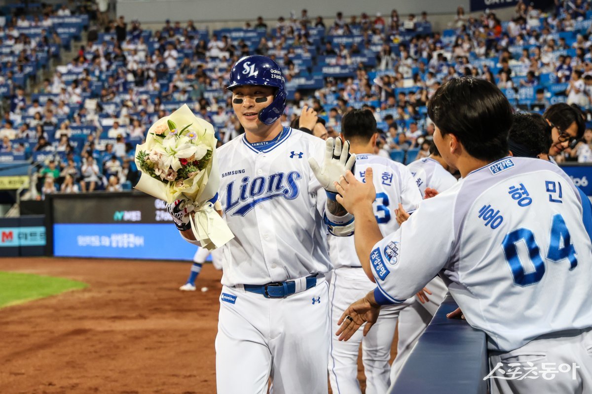 삼성 박병호가 4일 대구 두산전 2회말 우월 솔로홈런으로 개인 통산 400홈런 고지를 밟았다. 축하 꽃다발을 받은 박병호가 동료들과 하이파이브를 나누고 있다. 사진제공｜삼성 라이온즈