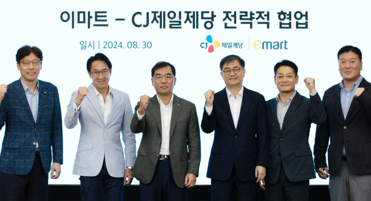 CJ-신세계 사업제휴 일환으로, 최근 CJ제일제당과 이마트가 식품제조-유통 협력 확대를 논의했다. 김상익 CJ제일제당 식품한국총괄, 박민석 CJ제일제당 식품사업부문 대표, 강신호 CJ제일제당 부회장, 한채양 이마트 대표, 황운기 이마트 상품본부장, 이형순 이마트 HomeMeal 담당(왼쪽부터). 사진제공｜이마트