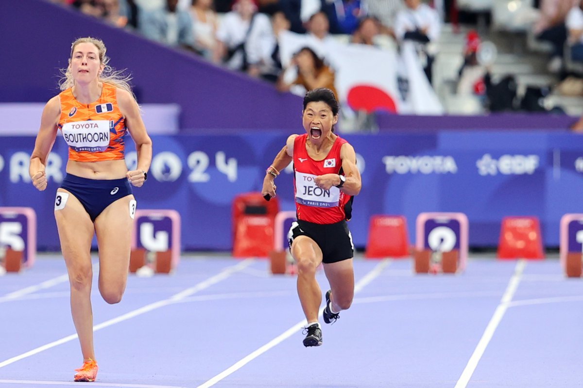 전민재(오른쪽)가 5일(한국시간) 스타드 드 프랭스에서 열린 2024파리패럴림픽 육상 여자 100m T36 결선에 출전해 힘차게 달리고 있다. 사진제공｜대한장애인체육회