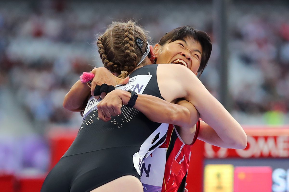 전민재(오른쪽)가 5일(한국시간) 스타드 드 프랭스에서 열린 2024파리패럴림픽 육상 여자 100m T36 결선이 끝난 뒤 함께 경쟁한 뉴질랜드의 대니엘 애이치슨을 끌어안고 있다. 사진제공｜대한장애인체육회