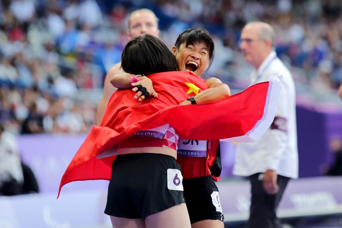 전민재(오른쪽)가 5일(한국시간) 스타드 드 프랭스에서 열린 2024파리패럴림픽 육상 여자 100ｍ T36 결선을 7위로 마친 뒤 금메달을 딴 중국의 스이팅과 포옹하고 있다. 사진제공｜대한장애인체육회