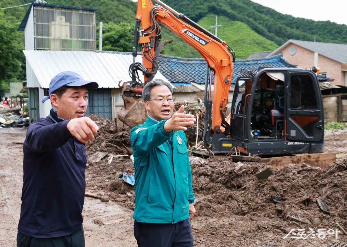 오도창 군수가 집중호우 피해 현장을 둘러보고 있다./사진=영양군