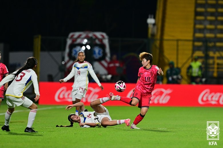 U-20 여자축구대표팀 배예빈(오른쪽 끝)이 5일(한국시간) 콜롬비아 엘 테초 스타디움에서 벌어진 베네수엘라와 2024 FIFA U-20 여자월드컵 조별리그 D조 2차전 도중 상대 수비를 따돌리고 있다. 한국은 0-0으로 비겨 16강 진출에 빨간불이 켜졌다. 사진제공｜대한축구협회