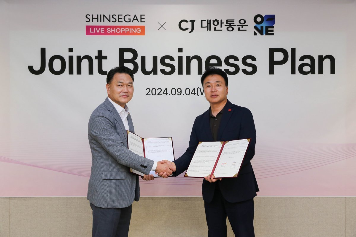 이규봉 신세계라이브쇼핑 지원담당 전무(오른쪽)와 윤재승 CJ대한통운 영업본부장. 사진제공｜신세계라이브쇼핑 