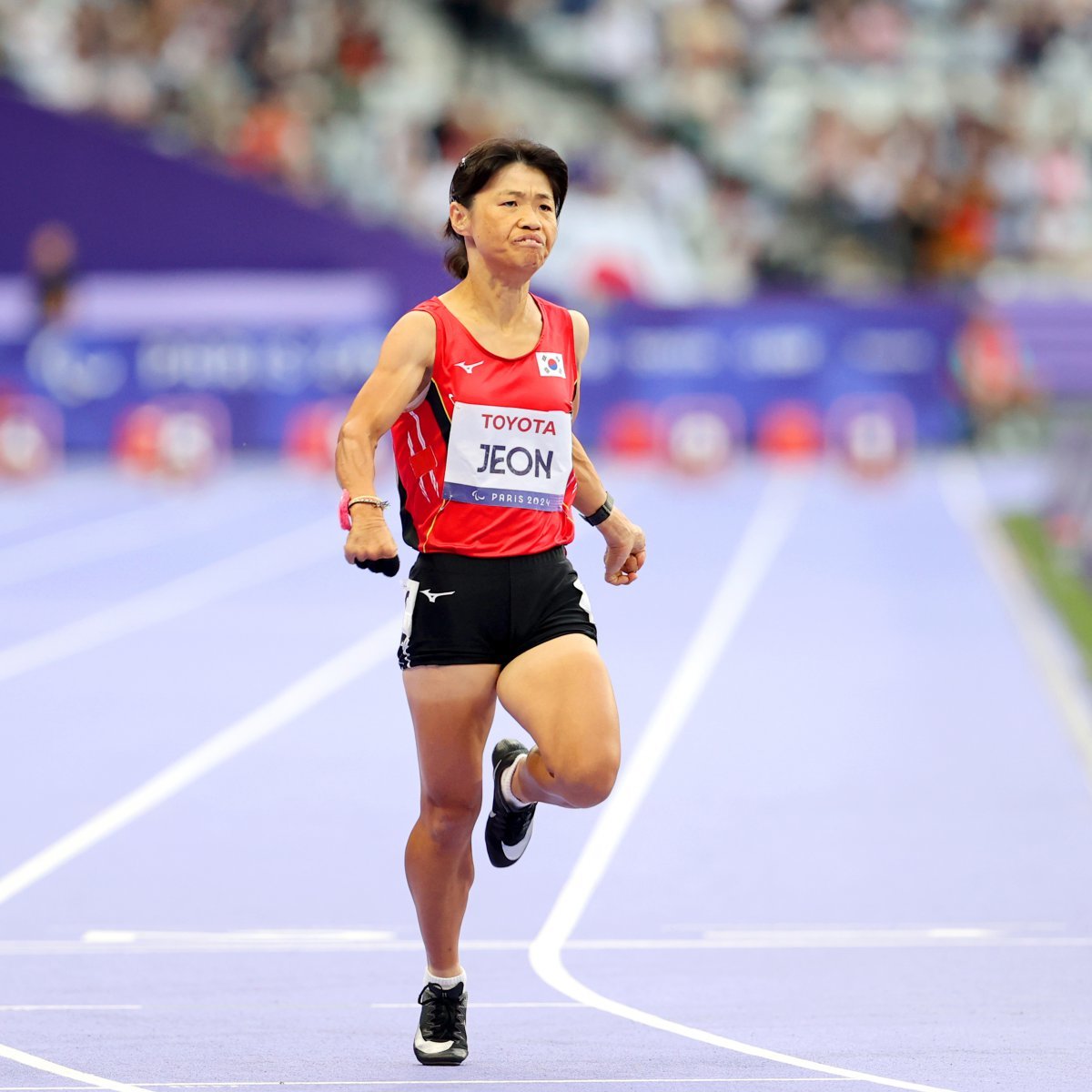 전민재가 5일(한국시간) 스타드 드 프랭스에서 열린 2024파리패럴림픽 육상 여자 100m T36 결선에서 결승선을 통과해 기록을 확인하고 있다. 사진제공｜대한장애인체육회