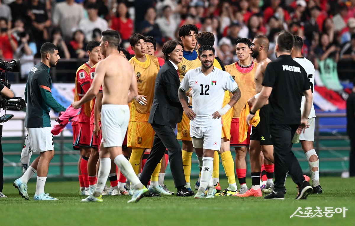 팔레스타인축구대표팀 선수들이 5일 서울월드컵경기장에서 한국과 팔레스타인의 2026 북중미 월드컵 아시아 최종예선 B조 1차전에서  0-0 무승부를 기록한 뒤 기뻐하고 있다. 응원단 없이 취재진 2명만 한국을 찾았지만 승점 1을 따내는 이변을 연출했다. 상암｜김종원 기자 won@donga.com