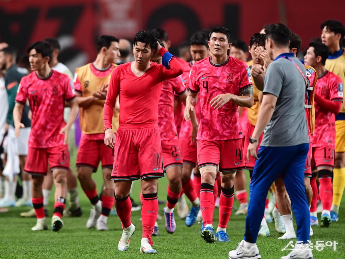 축구대표팀 수비수 김민재(4번)가 5일 서울월드컵경기장에서 열린 팔레스타인과 2026북중미월드컵 아시아 최종예선 B조 1차전을 0-0으로 마친 뒤 주장 손흥민과 함께 아쉬워하고 있다.  상암｜주현희 기자 teth1147@donga.com