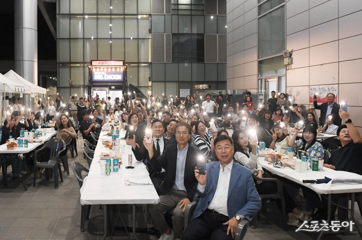 신상진 성남시장(앞)은 지난 6일 성남시청 너른못 광장에서 성남시사회복지사 콘서트 ‘우리지금만나’에 참석했다.  사진제공ㅣ성남시