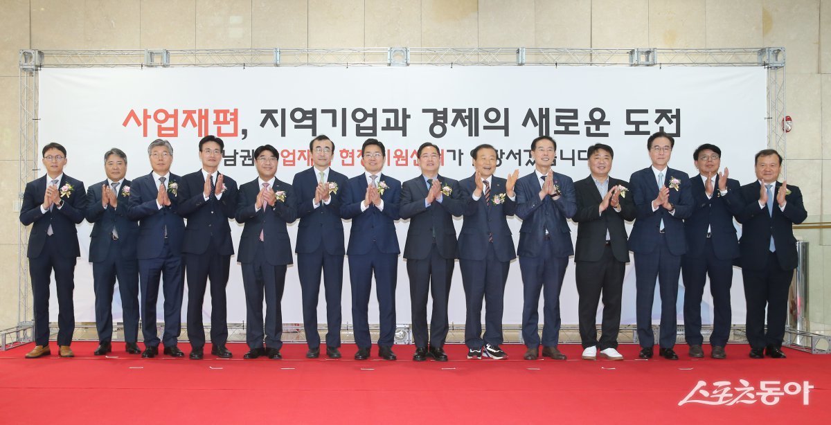 지난 6일 부산은행 본점에서 ‘동남권 현장지원센터 개소식’이 열린 가운데 관계자들이 기념촬영을 하고 있다. (사진제공=부산상공회의소)