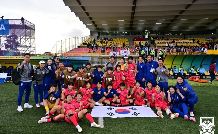 박윤정 감독이 이끄는 U-20 여자대표팀이 8일(한국시간) 콜롬비아 보고타 엘 테초 스타디움에서 벌어진 독일과 2024 U-20 여자월드컵 조별리그 D조 최종 3차전에서 1-0으로 이긴 뒤 기뻐하고 있다. 2014년 캐나다대회 이후 10년 만에 토너먼트 진출을 이뤘다. 사진제공｜대한축구협회