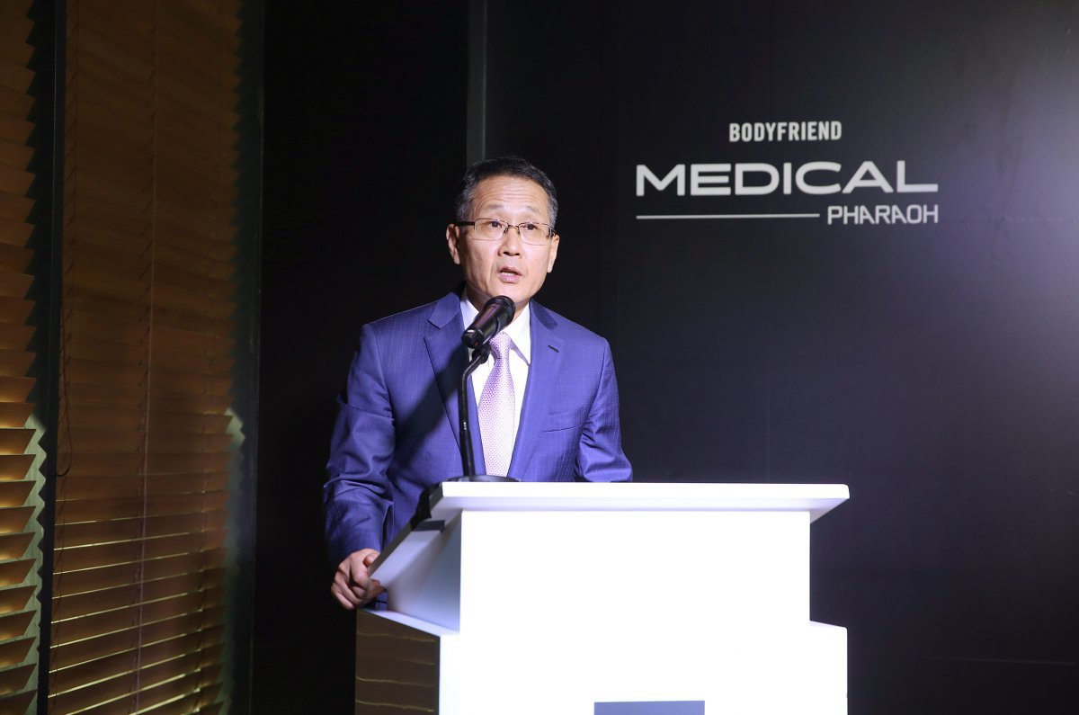 바디프랜드가 ‘메디컬 안마의자’를 통해 홈 헬스케어 기기를 강화한다. 론칭 컨퍼런스에서 신제품 ‘메디컬파라오’와 포즈를 취하고 있는 모델 차은우(위)와 인사말을 하고 있는 지성규 바디프랜드 총괄부회장. 사진제공｜바디프랜드