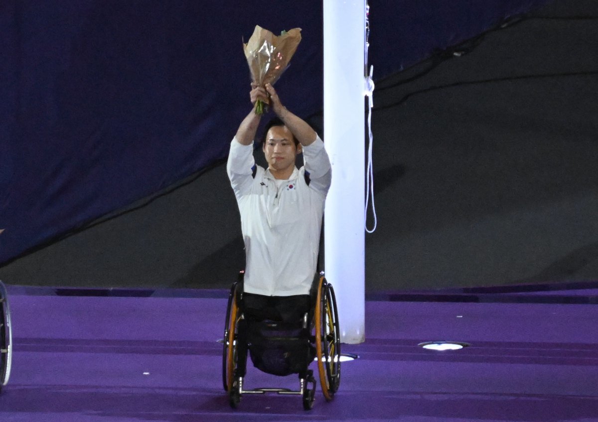 IPC 선수위원에 당선된 원유민이 9일(한국시간) 스타드 드 프랭스에서 열린 폐회식 도중 관중에게 인사하고 있다. 사진제공｜대한장애인체육회
