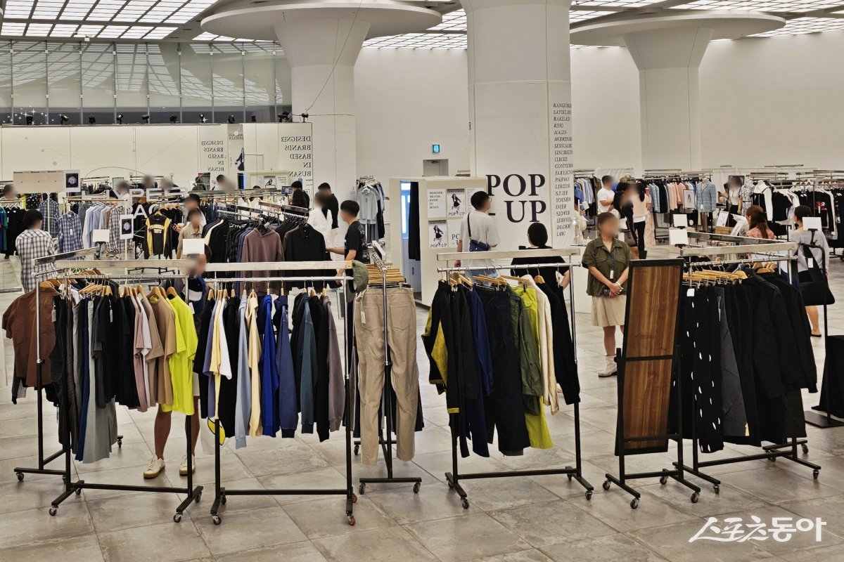 신세계 센텀시티가 오는 15일까지 지하 2층 중앙광장에서 ‘부산패션마켓’을 진행하는 가운데 고객들이 상품을 구경하고 있다. (사진제공=신세계 센텀시티)