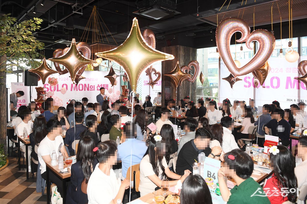 신상진 시장(서있는)이 7일 탭퍼블릭 판교점(분당구 백현동)서 개최한 올해 3차 성남시 솔로몬(SOLO MON)의 선택 행사에서 축사를 하고 있다. 사진제공ㅣ성남시