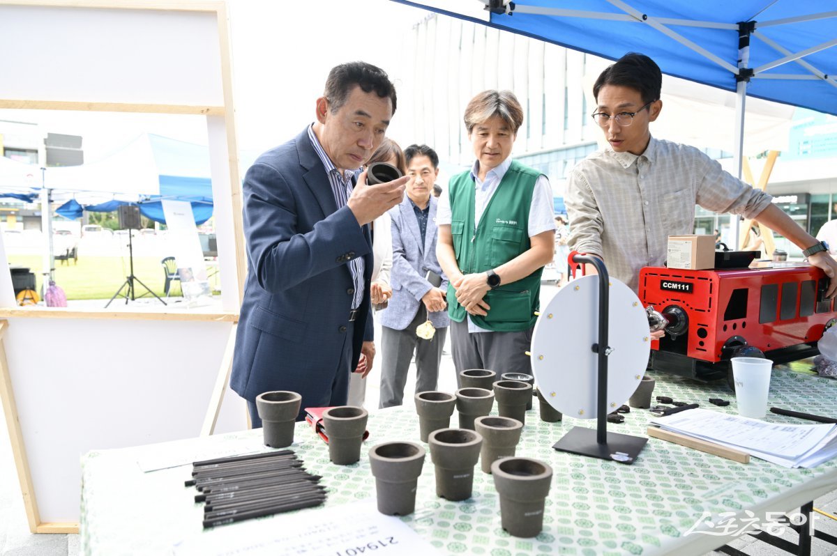 백영현 시장(윈쪽)이 지난 6일 자원순환의 날을 맞아 시청 시민광장에서 자원순환의 날 캠페인을 진행하고 있다. 사진제공ㅣ포천시