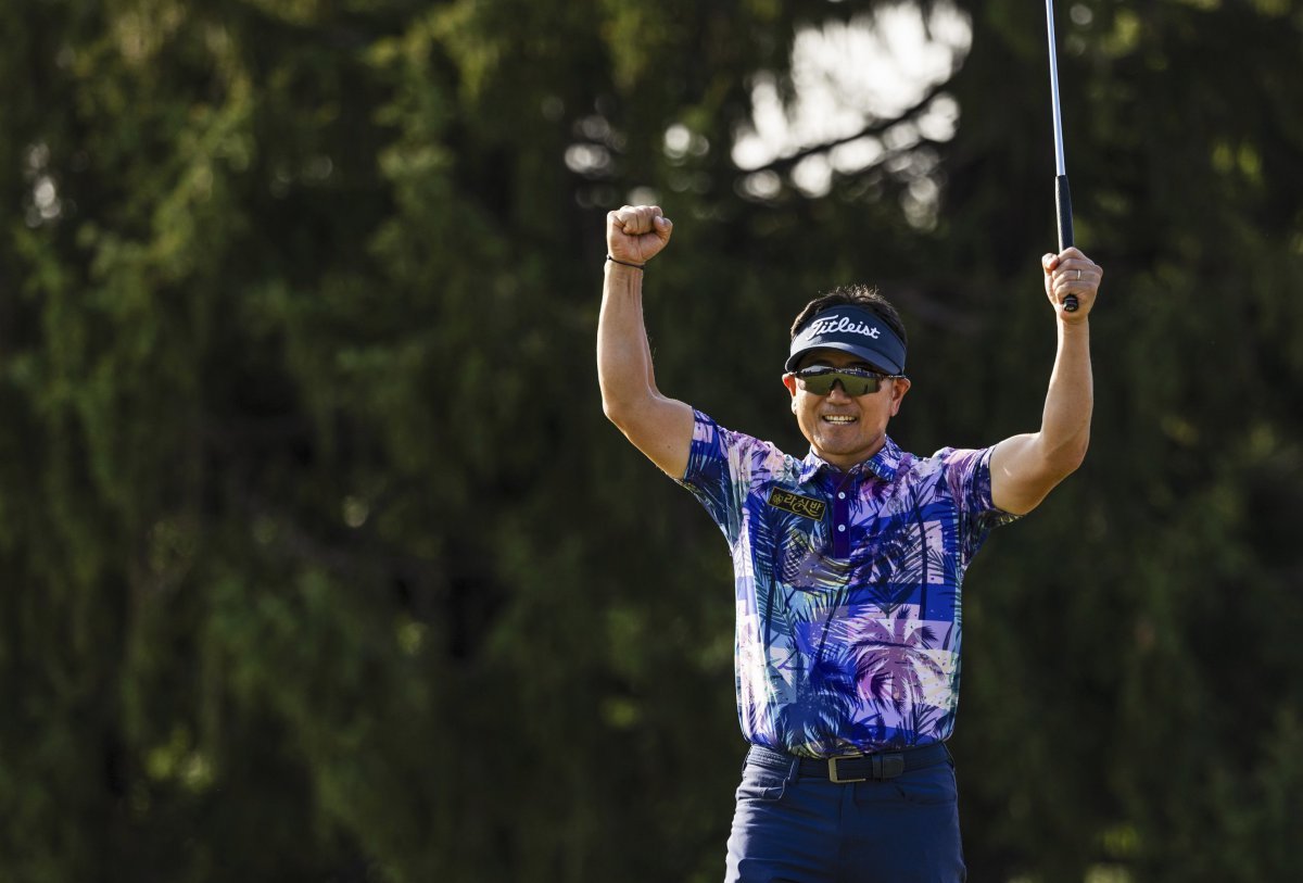 연장 접전 끝에 어센션 채리티 클래식 우승을 차지한 양용은이 양팔을 번쩍 치켜들고 환호하고 있다. 세인트루이스(미 미주리주)   |  AP뉴시스