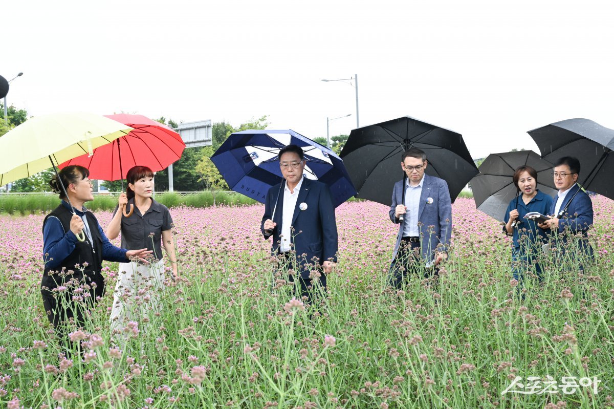 강수현 시장(윈쪽 세번째)이 지난달 27일 현장 간부회의를 열고 나리농원 준비상황을 둘러보고 있다.  사진제공ㅣ양주시