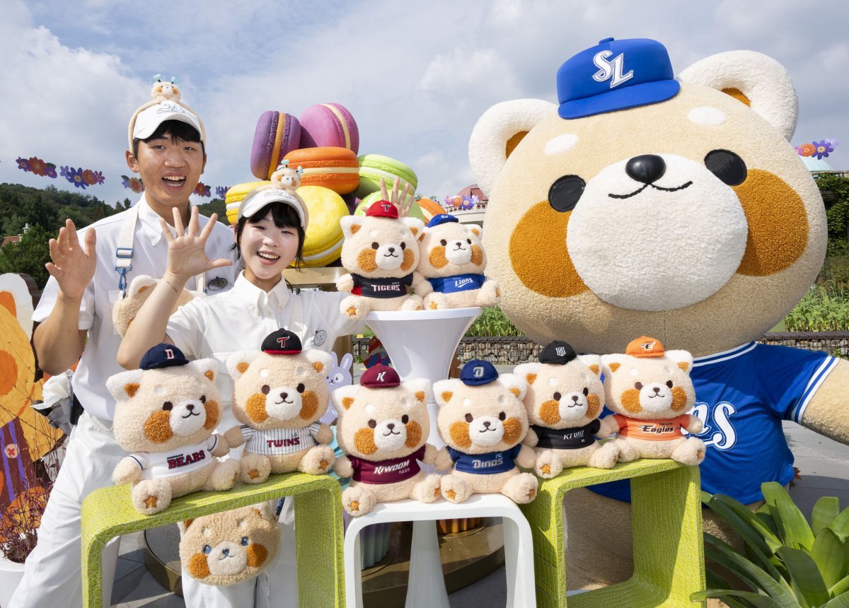 포토타임에 등장하는 야구복 입은 레시와 레시 굿즈를 착용한 직원, 그리고 KBO 컬래버 인형 사진제공|삼성물산 리조트부문