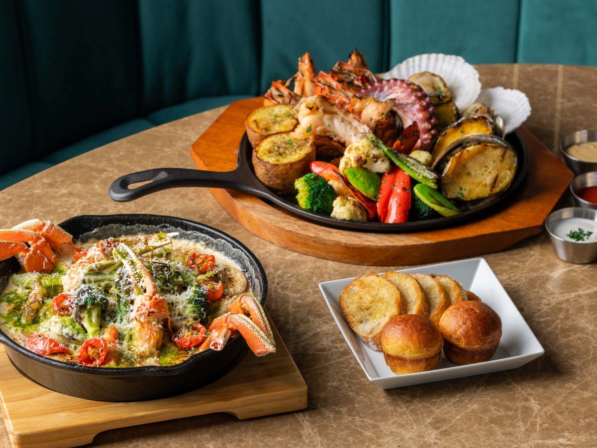 한화 더 플라자의 굴 전문 레스토랑 오이스터 배의 가을 신메뉴 시푸드 플래터와 통 대게 그라탱                                        사진제공｜한화호텔앤드리조트