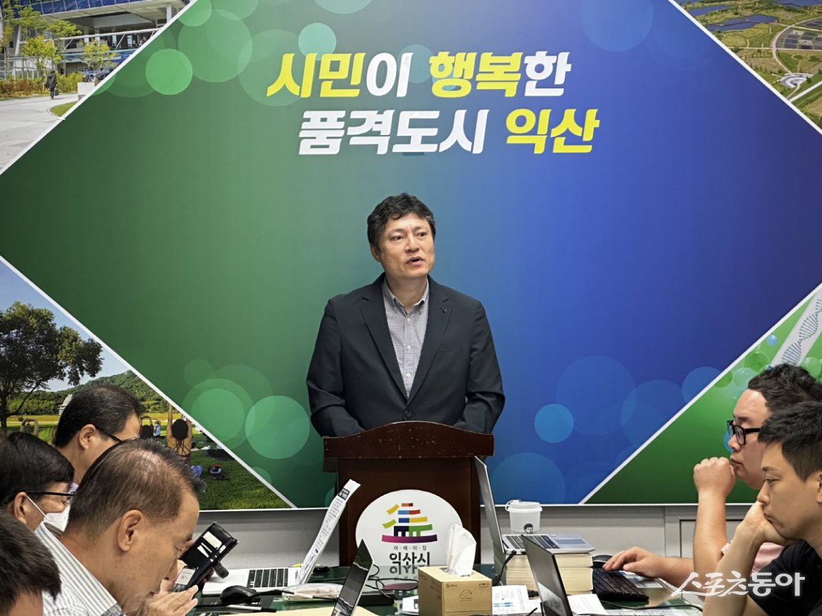 강영석 익산시 부시장이 9일 모아복합센터 건립 관련 기자브리핑을 진행했다. 사진제공=익산시