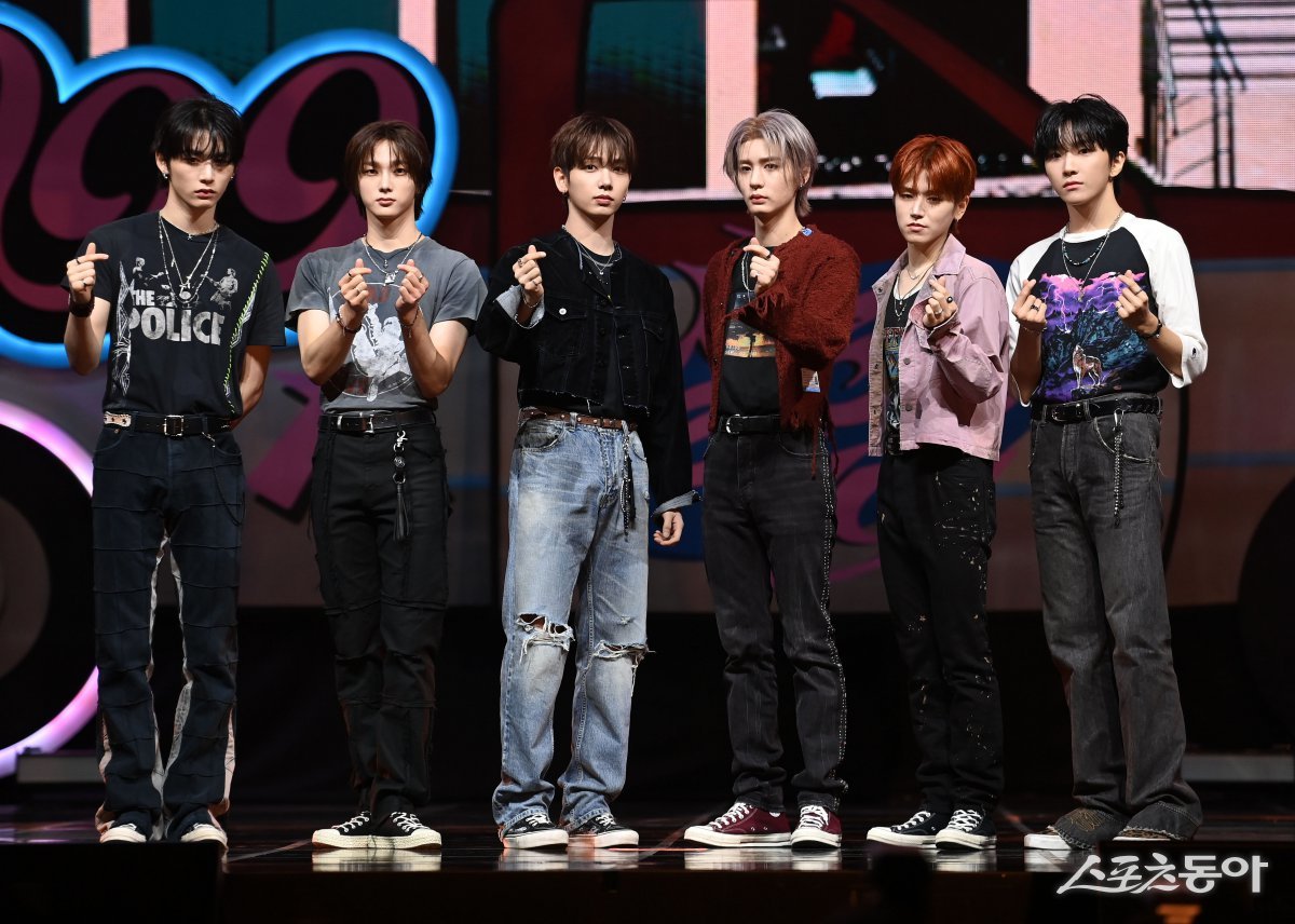 그룹 보이넥스트도어(BOYNEXTDOOR)가 9일 서울 용산구 블루스퀘어에서 열린 미니 3집 ‘19.99’ 발매 쇼케이스에서 포토타임을 갖고 있다. 김종원 기자 won@donga.com