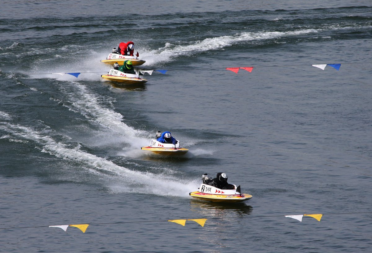 미사리 경정장에 등바람이 부는 가운데, 선수들이 결승선을 향해 질주하고 있다   사진제공｜국민체육진흥공단