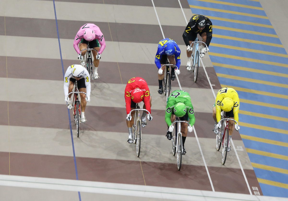 광명스피돔에서 경주에 출전한 우수급 선수들이 결승선을 앞두고 전력을 다하고 있다                                                      사진제공｜국민체육진흥공단