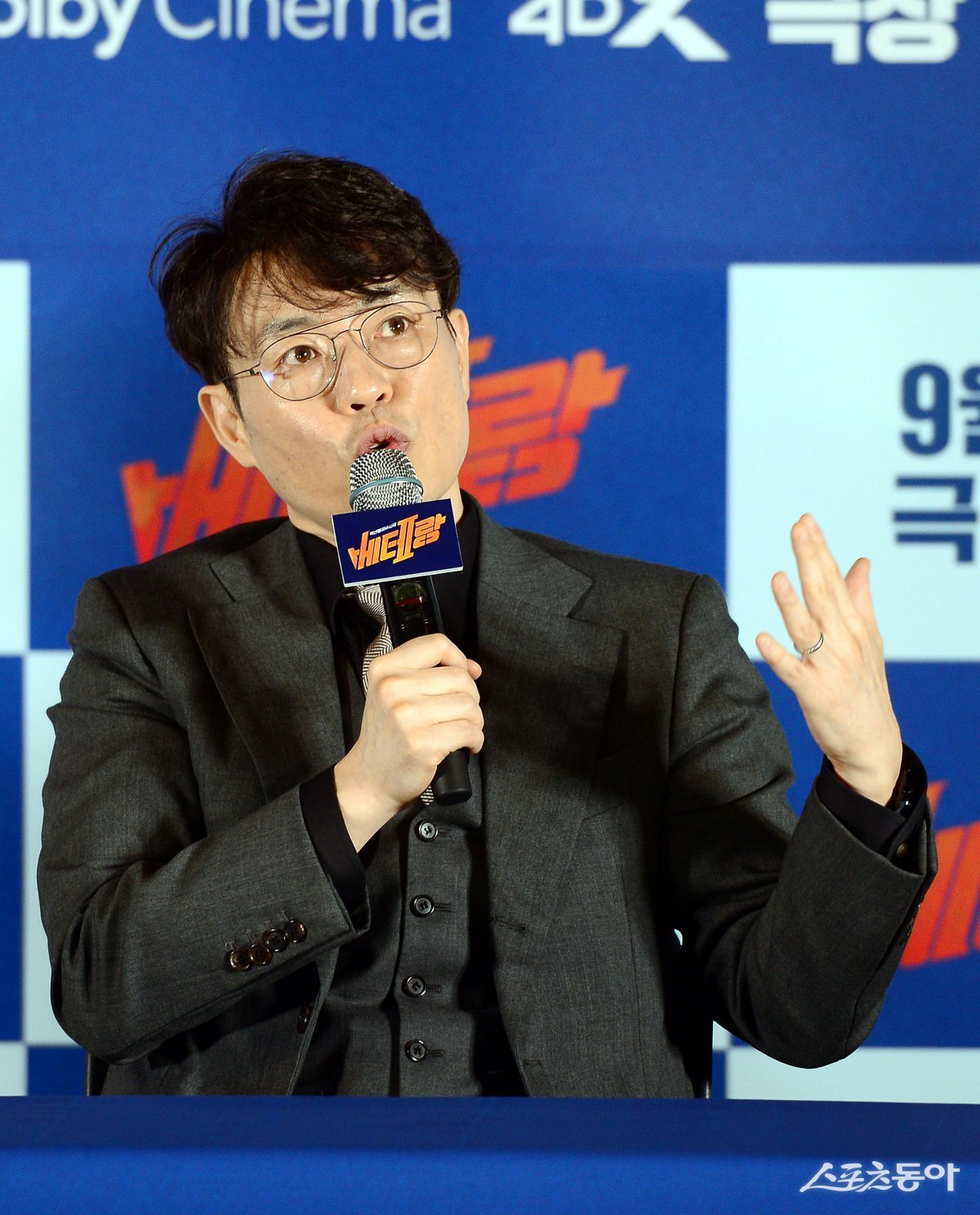 9일 서울 용산구 CGV 용산아이파크몰에서 열린 영화 ‘베테랑2’ 언론시사회에 참석한 류승완 감독이 제작 소감을 밝히고 있다.

			김민성 기자 marineboy@donga.com