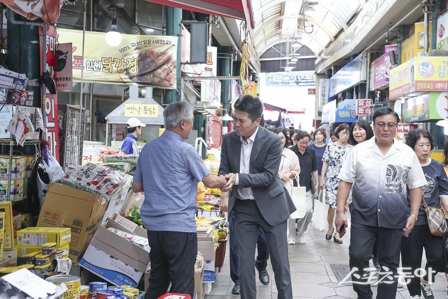 지난 9일, 김정헌 중구청장 추석맞이 전통시장 장보기 행사 모습. 사진제공｜인천 중구청