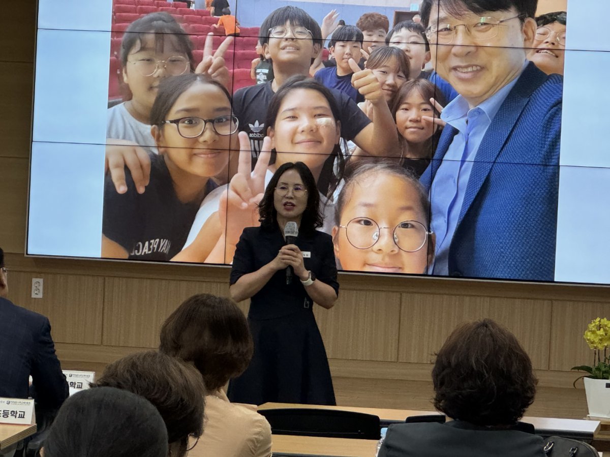 구수환 감독의 강연 소감을 전하는 나주 교육지원청 변정빈 교육장. 사진=이태석재단