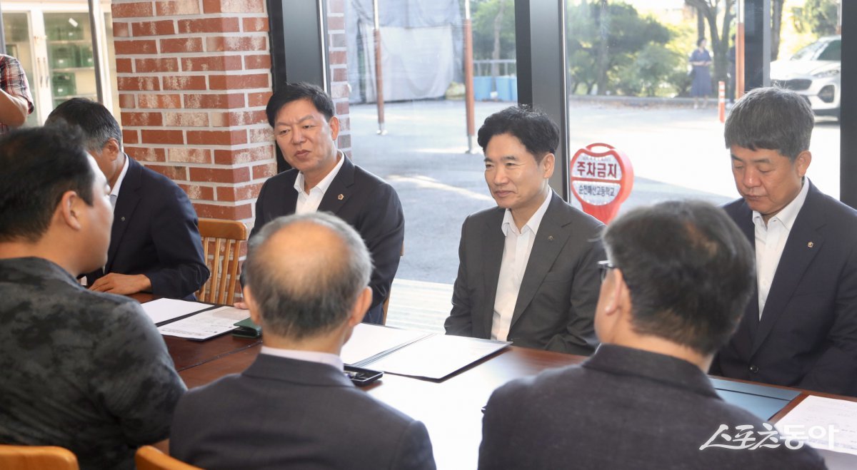 김대중 전남도교육감과 관계자들이 10일 순천매산고를 방문해 아침 간편식 지원사업의 만족도를 높이기 위한 방안을 논의했다. 사진제공=전남도교육청