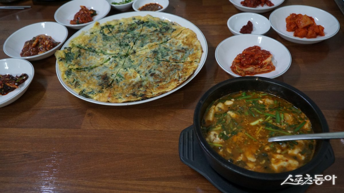 영월 ‘다슬기향촌 성호식당’의 다슬기전(왼쪽)과 다슬기순두부. 전의식감과 칼칼한 국물 맛이 일품이다                      영월｜김재범 기자 oldfield@donga.com