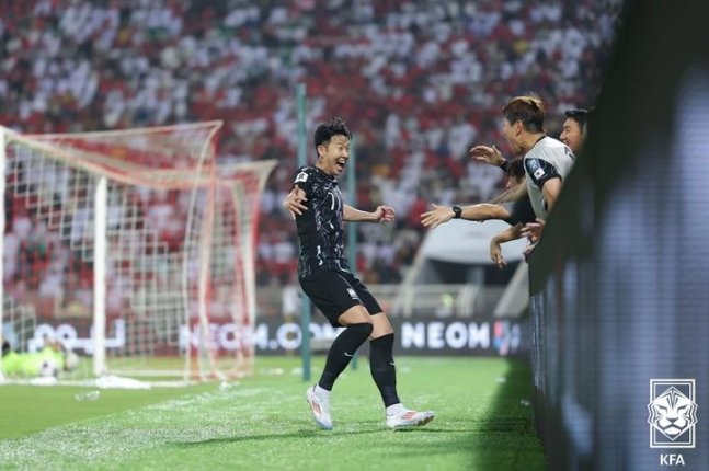 축구대표팀 주장 손흥민이 11일(한국시간) 무스카트 술탄 카부스 스포츠 컴플렉스에서 끝난 오만과 2026북중미월드컵 아시아 최종예선 B조 원정 2차전 후반 37분 결승골을 터트린 뒤 기뻐하고 있다. 사진제공｜대한축구협회