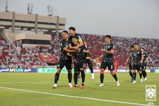 축구대표팀 2선 공격수 황희찬이 11일(한국시간) 무스카트 술탄 카부스 스포츠 컴플렉스에서 끝난 오만과 2026북중미월드컵 아시아 최종예선 B조 원정 2차전에서 득점하자 손흥민 등 동료들이 달려와 기쁨의 세리머니를 펼치고 있다. 사진제공｜대한축구협회