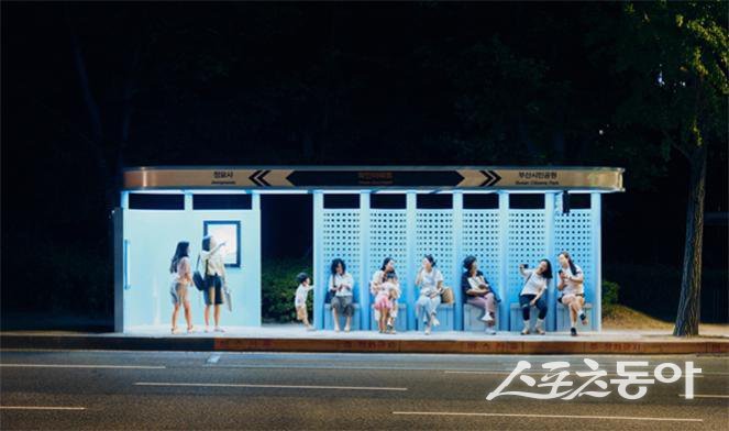 ‘허그 스테이션’ 사업으로 새단장한 화인아파트 버스정류소 모습(야간). (사진제공=부산시)