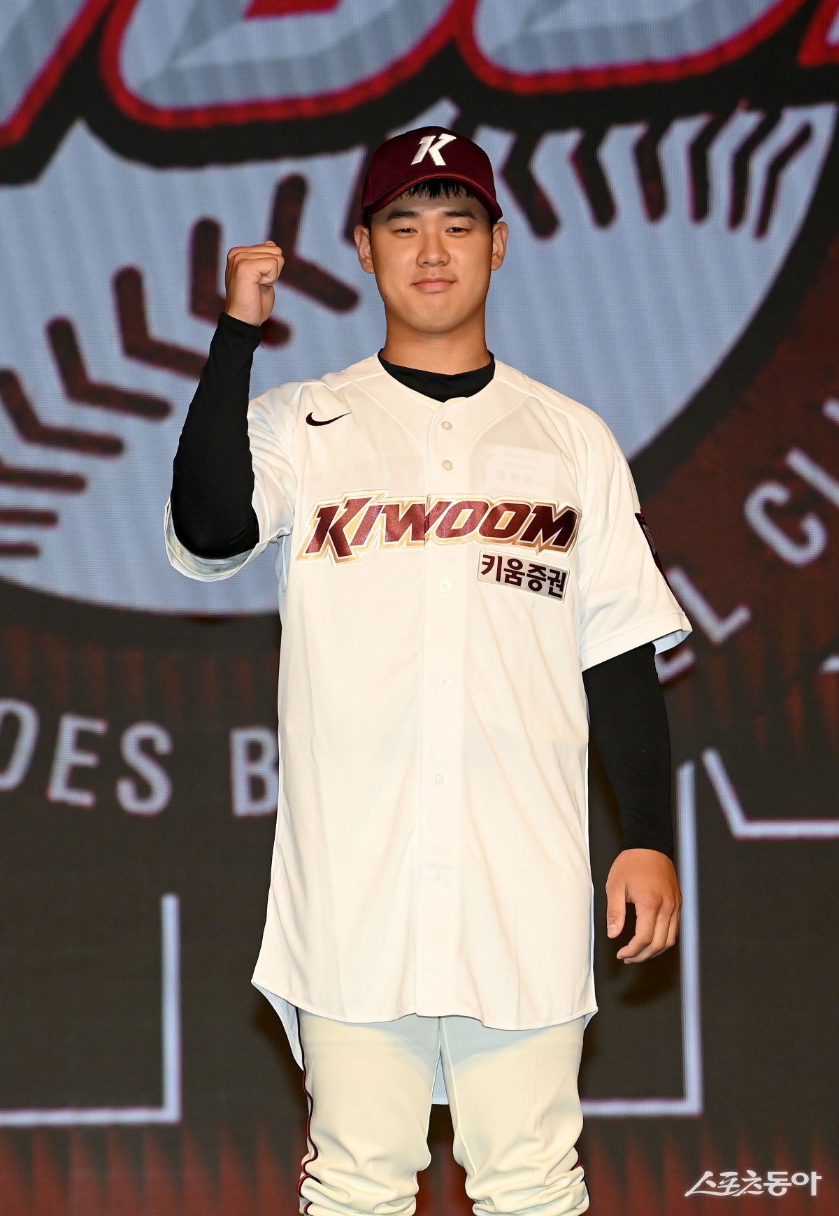 11일 서울 송파구 롯데호텔 월드에서 열린 2025 KBO 신인 드래프트에서 1라운드 1순위로 키움에 지명된 덕수고 정현우가 기념촬영을 하고 있다. 김종원 기자 won@donga.com