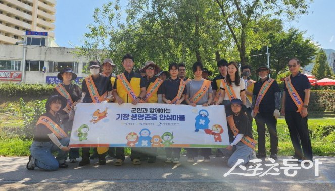 지난 10일 정관 좌광천 일원에서 기장군정신건강복지센터와 부산환경공단 정관사업소가 공동캠페인을 전개한 가운데 관계자들이 기념촬영을 하고 있다. (사진제공=부산 기장군)