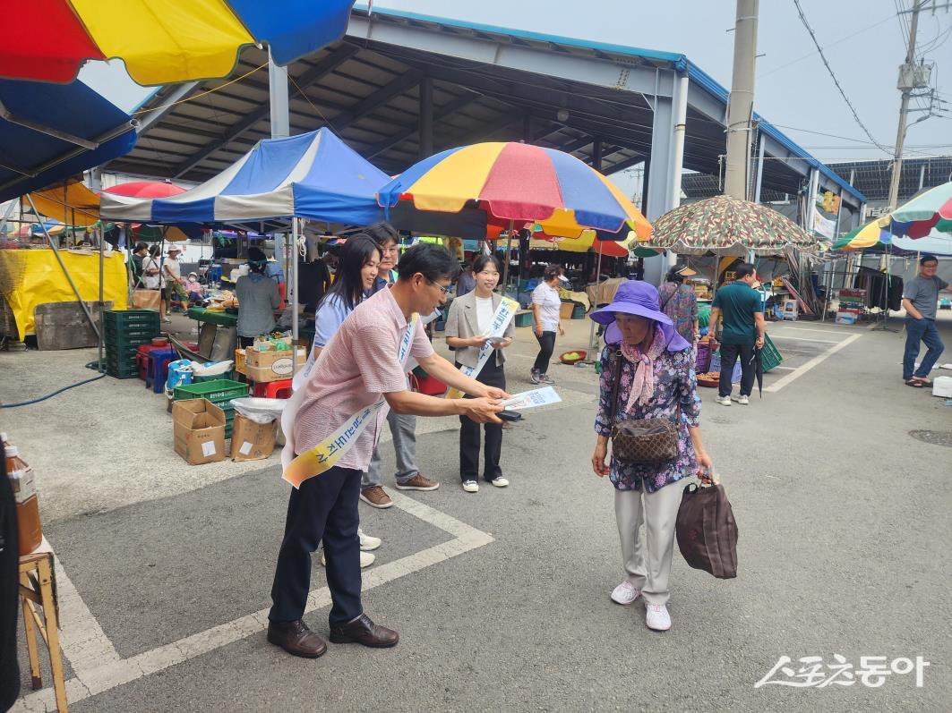 최근 ‘농지이양 은퇴직불제 ’사업 추석 대목장 맞이 홍보 활동 현장. 사진제공=한국농어촌공사 해남완도지사