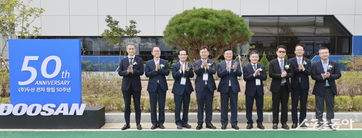 김관영 전북자치도지사가 12일 오전 김제 지평선산단에서 열린 ㈜두산 전자사업 김제공장 준공식에서 문홍성 두산대표, 유승우 두산 전자BG장 사장, 정성주 김제시장을 비롯한 참석자들과 기념촬영을 하고 있다. 사진제공=전북자치도