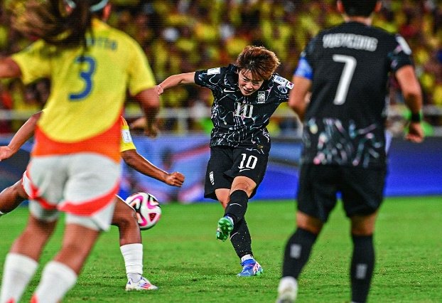 배예빈(가운데)이 12일(한국시간) 파스쿠알 게레로 경기장에서 열린 콜롬비아와 2024 FIFA U-20 여자월드컵 16강전 도중 슛을 시도하고 있다. 사진출처｜대한축구협회 SNS