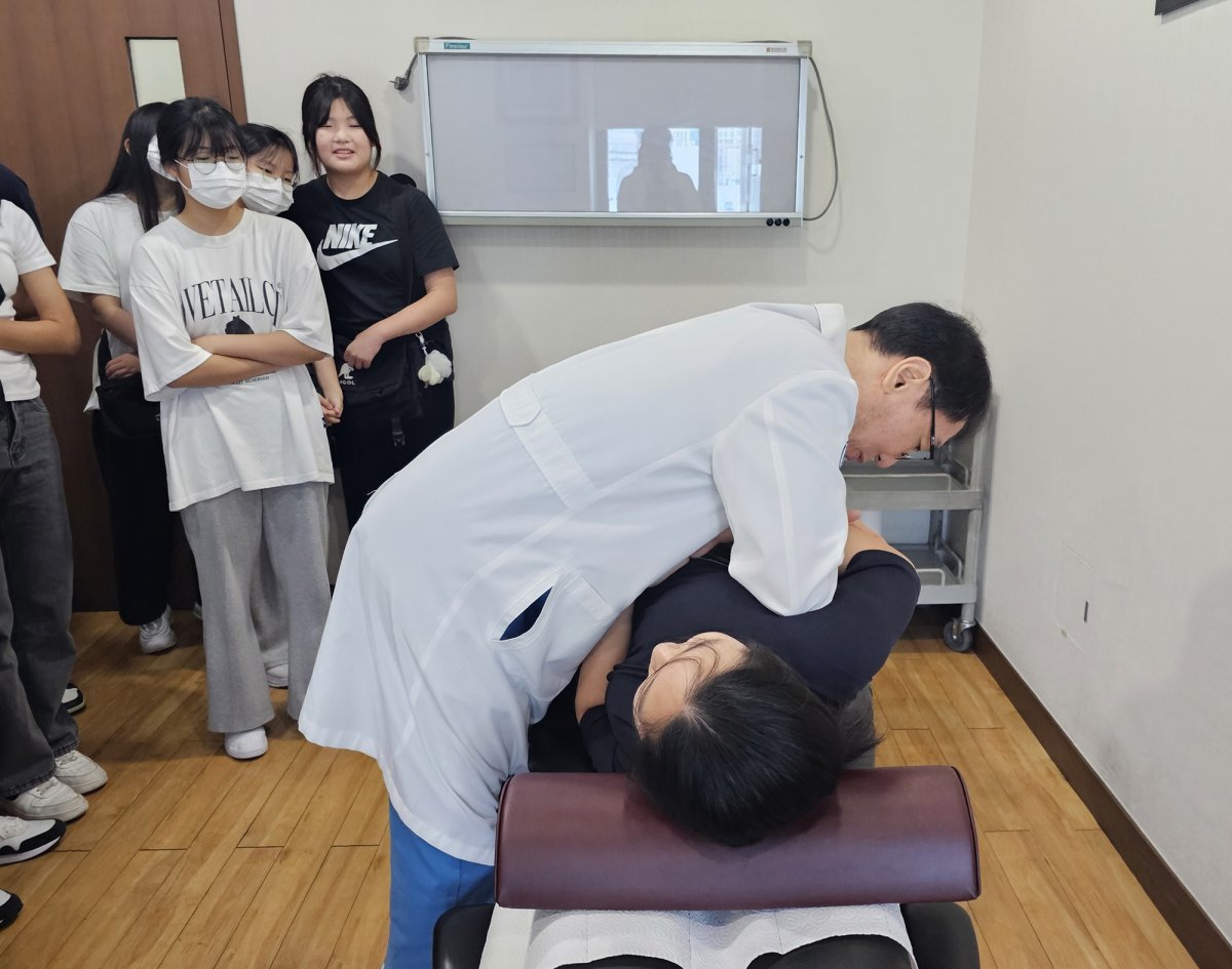 자생한방병원 의료진이 청소년 대상으로 진로직업체험 프로그램에서 도수치료를 보여주고 있다                                사진제공｜자생한방병원