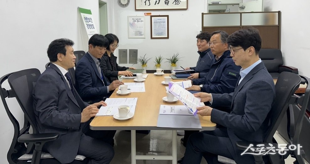 전남교육청과 도로교통공단 관계자들이 최근 전남 직업계고 저소득층 학생을 위한 운전면허 비용 지원 방안을 협의했다. 사진제공=전남도교육청